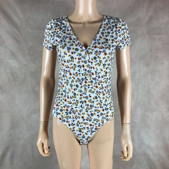 Inspired Hearts White Floral V-neck Short Sleeve Bodysuit NWT MEDIUM - Picture 1 of 6